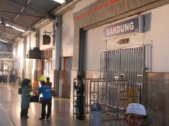 Sumpeh, itu saya yang ambil foto :D--suasana pintu selatan stasiun Bandung